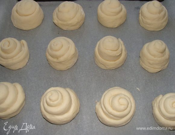 Скатать булочки. Пергамент смазать маслом. Выложить булочки на него. Накрыть легким влажным полотенцем. Оставить подниматься около 30-45 минут.