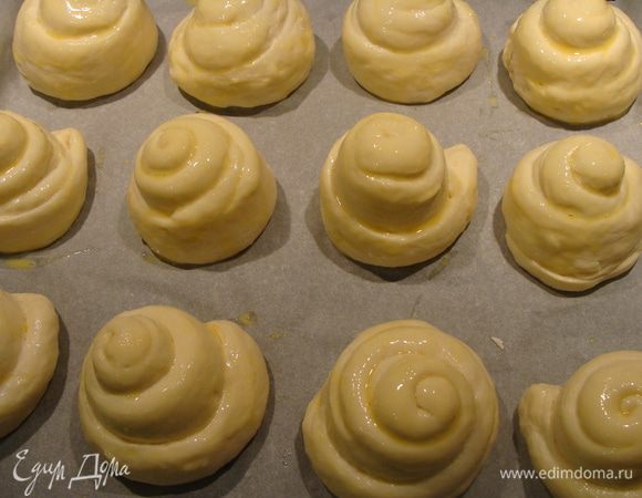 После того, как булочки поднимутся, смазать их взбитым яйцом. Если хотите темную корочку, то смажьте желтком с ложкой молока.