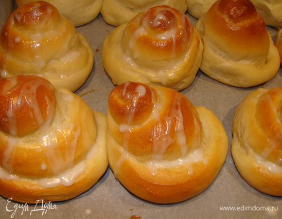 Выпекать в разогретой до 180С духовке около 45 минут. Горячие булочки можно полить глазурью из 50 гр. сахарной пудры и чайной ложки лимонного сока.