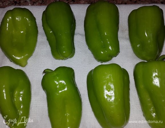 Перцы моем и обсушиваем на полотенце. Чем крупнее перцы, тем вкуснее.