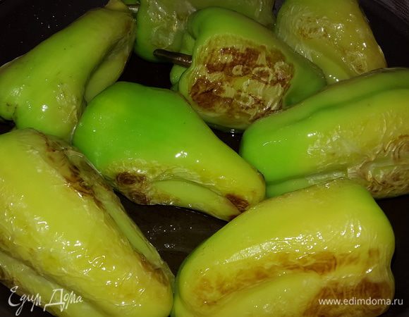 В сковороде разогреваем оливковое масло и выкладываем перцы. Обжариваем с каждой стороны, переворачивая за хвостики на небольшом огне.

Перед тем как переворачивать, снимите с огня, чтобы не стреляло.