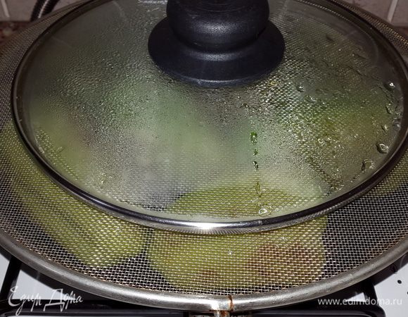 Обязательно накрываем сеткой и крышкой чуть меньше размером, чтобы влага выходила. 

Они так весело пощелкивают, и аромат стоит необыкновенный!