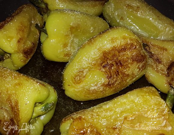 Когда перцы достаточно обмякнут, солим, снова накрываем и жарим ещё некоторое время.