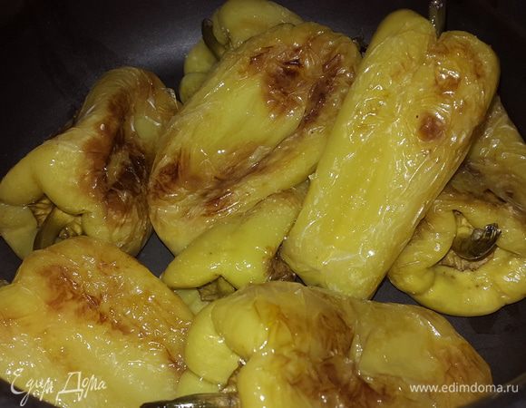 Готовые перцы выкладываем в кастрюлю и накрываем крышкой. Даем постоять 5 минут. 
Кожица с них будет сниматься очень легко.