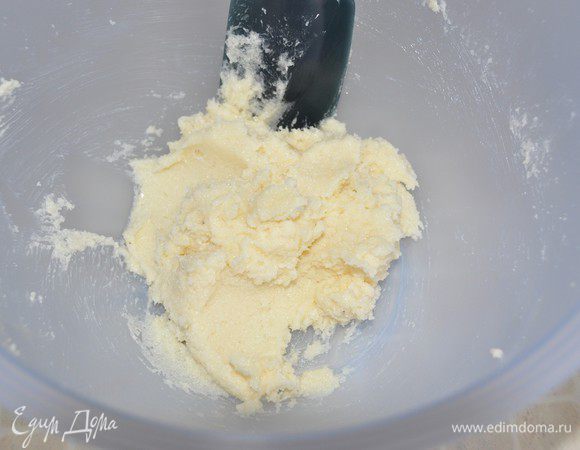 В  большой миске недолго взбить сливочное масло. Добавить сахарный песок и взбить до пышного состояния. На это уйдет 6-8 минут. Периодически надо соскребать со стенок миски масло, чтобы все хорошо перемешалось. Я положила 220 грамм сахара и сладости было в меру, не рекомендую еще уменьшать количество сахара – пиво не самый сладкий напиток.
