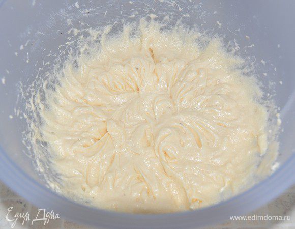 По одному добавить яйца, каждый раз хорошо вымешивая на маленькой скорости миксера.
