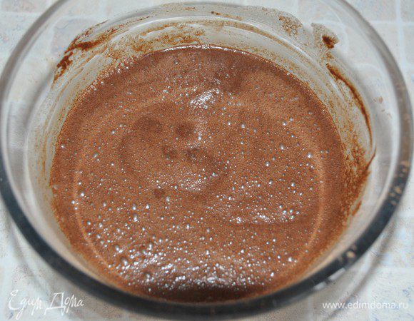 В отдельную миску просеять какао и медленно влить в него пиво, хорошо размешивая, чтобы не было комочков.
