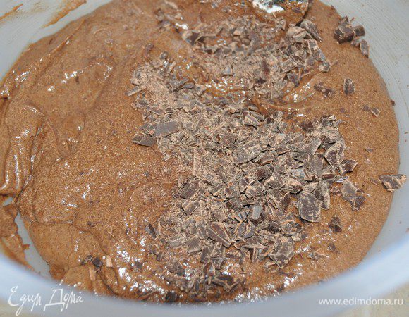 Вливаем вторую половину какао и просеиваем оставшуюся муку, перемешиваем. 
Подмешиваем порубленный на мелкие кусочки горький шоколад.
