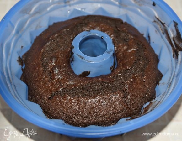 Вытащить кекс из духовки и дать полностью (это важно!) остыть в форме и только после этого осторожно достать. Кекс не нуждается ни в каких дополнительных пропитках и ганашах. Я сделала простую молочную глазурь, только чтобы подчеркнуть красивый рисунок кекса.
