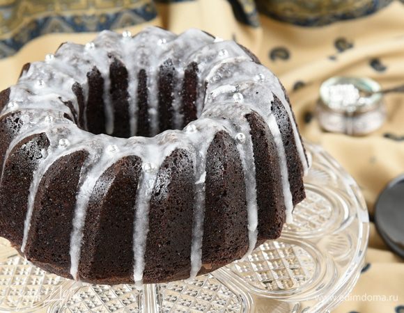 Для глазури: в небольшом сотейнике довести молоко почти до кипения. В просеянную сахарную пудру по столовой ложке добавлять молоко, растирая ложкой. Регулируйте по собственному вкусу густоту глазури, добавляя молоко или пудру.
