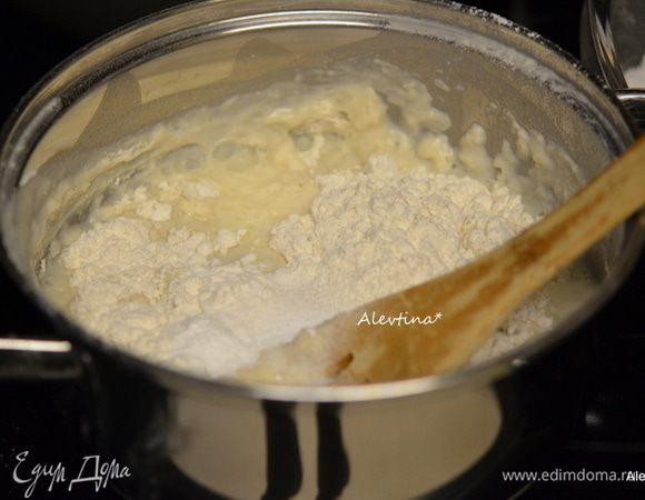 Прогреть сыворотку на огне. Добавить просеянную муку, соль, сахар, пищевую соду, растительное масло 2 ст.л. Тесто будет густым как заварное.
