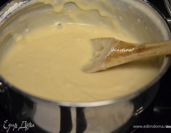 Добавить смешанные яйца, перемешать. Дать постоять несколько минут.