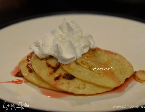 Подаем со взбитыми сливками по желанию, сиропом и свежими ягодами. Приятного аппетита.