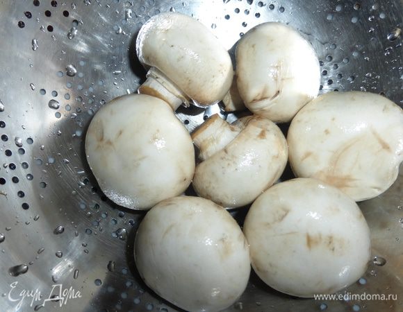 Попутно моем свежие шампиньоны.