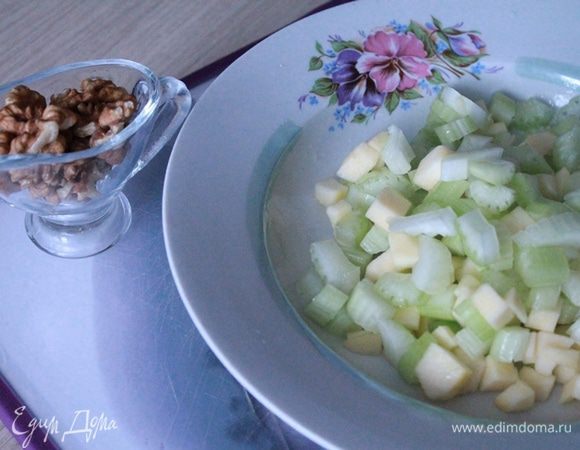 Сельдерей и половину яблока нарезать маленьким кубиком.