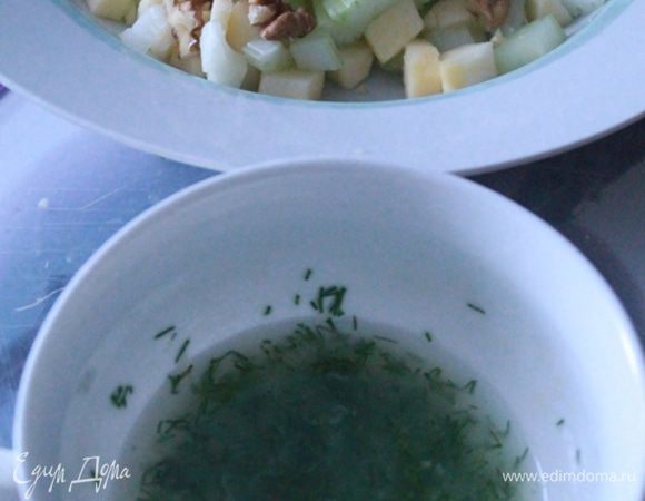 Для заправки смешать растительное масло, сок лимона и мелко нарубленную зелень, натереть имбирь.