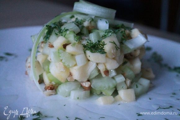 На тарелку поставить кулинарное кольцо и плотно уложить салат внутрь. Сверху полить заправкой. Вкусного поста!