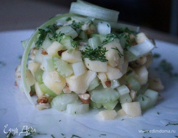 На тарелку поставить кулинарное кольцо и плотно уложить салат внутрь. 
Сверху полить заправкой.
Вкусного поста!