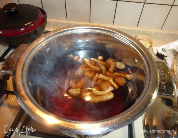 Извлекаем из готового бульона сухие грибы, бульон процеживаем, чтобы не допустить наличия песка в нашем супе, и кладем в бульон опята. Варить минут 10-15. Потом, аналогично с сухими грибами, извлечь опята из бульона, а бульон процедить и добавить в кастрюлю воды до нужного вам количества.