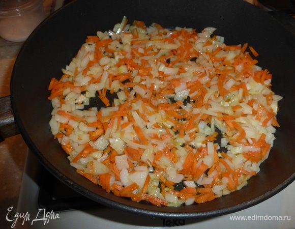 Режем мелкими кубиками картофель и кладем его в бульон. Этот шаг я пропустила. Пока варится картофель, нарезаем соломкой морковь и кубиками лук. Наливаем на сковороду 2-3 столовые ложки растительного масла и обжариваем овощи до полуготовности.