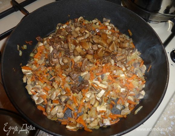 Затем добавляем в сковороду отваренные сухие грибы и опята, все хорошо перемешиваем и тушим эту овощно-грибную массу еще 3-5 минут.