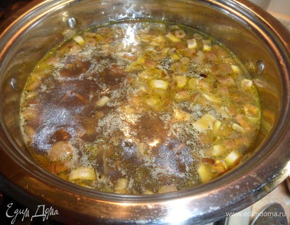 В кастрюлю с почти готовым картофелем выкладываем со сковороды нашу зажарку и варим все до готовности картофеля. В последний момент высыпаем в наш суп вермишель-соломку, все хорошо перемешиваем ложкой, чтобы вермишель не слиплась, даем супу закипеть, и практически сразу снимаем с огня, дабы вермишель не сильно разварилась.