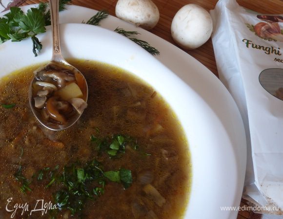 Вот такой ароматный грибной суп получился. Даем супу настояться хотя бы 30 минут, разливаем суп по тарелкам и посыпаем мелко нарезанной зеленью.
