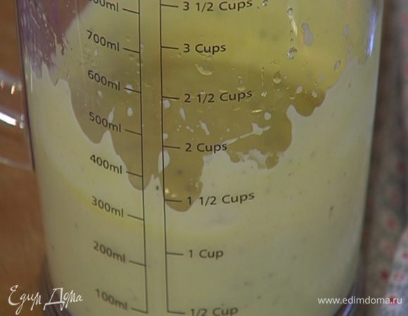 Приготовить майонез: в чаше блендера соединить горчицу и яйцо, посолить, поперчить и, непрерывно взбивая блендером с насадкой-венчиком, медленной струйкой вливать оливковое масло. Когда масса загустеет, влить лимонный сок и оливковое масло Extra Virgin и взбить еще немного.