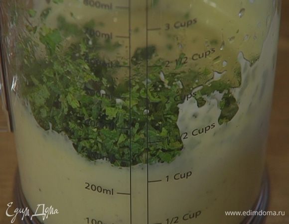 Мяту очень мелко порубить, добавить в майонез и все перемешать.