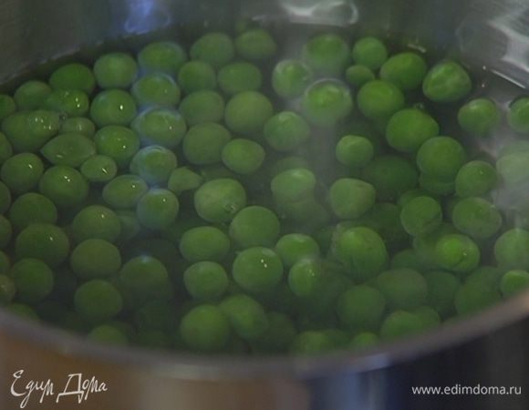 В небольшом ковшике вскипятить воду и отваривать размороженный горошек пару минут, затем промыть под ледяной водой.