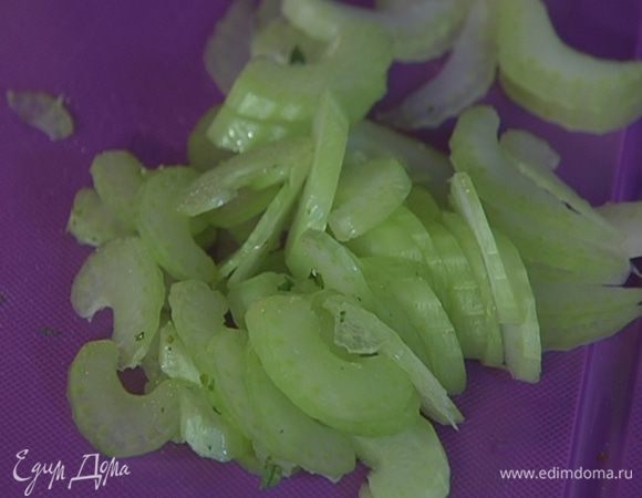 Сельдерей тонко нарезать.