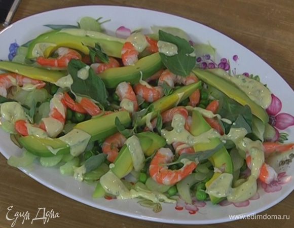 На большую тарелку выложить зеленый горошек, сельдерей, креветки, авокадо, украсить листьями базилика и полить мятным майонезом.