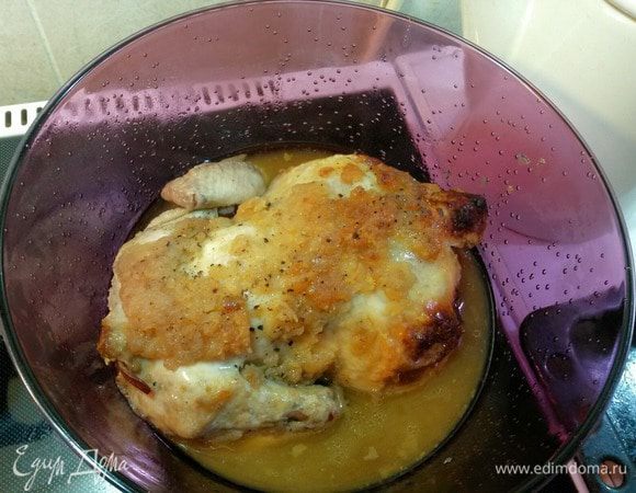 Запекать курицу в кулинарном рукаве (пакете) при температуре 200 градусов. После закипания убавить температуру до 180 градусов. Запекать час.
Пакет завязать таким образом, чтобы сверху он не прилипал к курице.