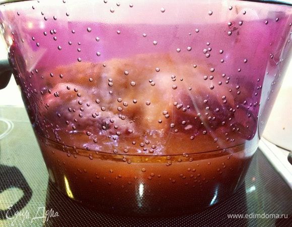 Курицу вместе с соусом переложить в глубокую форму, чтобы она плавала будто в озере!
Приятного аппетита!