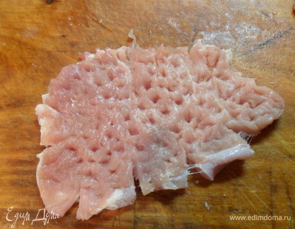 Мясо отбить, края подрезать. Посолить, поперчить.