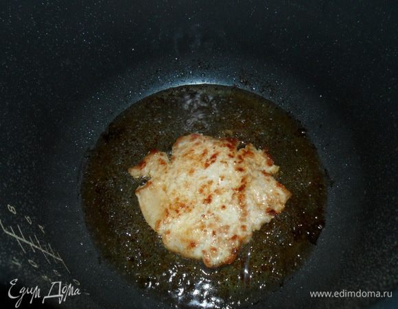 Обжарить на большом огне по 3-4 минуты с двух сторон.