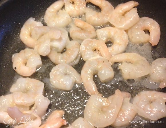 Разогреть в сковороде растительное масло, слегка обжарить креветки и снять их со сковороды.