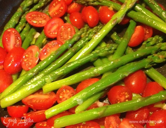 Добавить помидоры, немного потушить и добавить бальзамический уксус. 