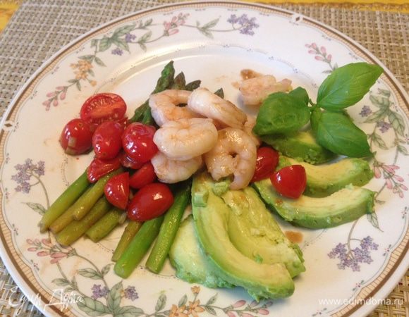 Из авокадо удалить косточки и кожуру. Мякоть нарезать дольками и выложить на тарелки, полить их лимонным соком. Сверху выложить креветки с овощами. Наслаждайтесь!