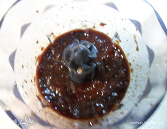 Для соуса взбить в блендере инжир, чеснок, перец красный стручковый. Добавить уксус, соль. Мясо полить соусом и присыпать розовым перцем. На гарнир хорош обжаренный картофель. Приятного аппетита!