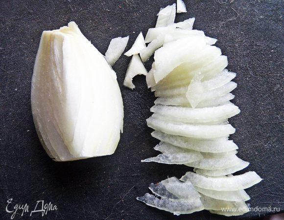 Лук нарезать полупрозрачными слайсами.