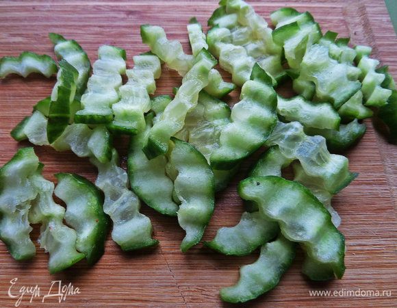 Огурец-брусочками с помощью фигурного ножичка.