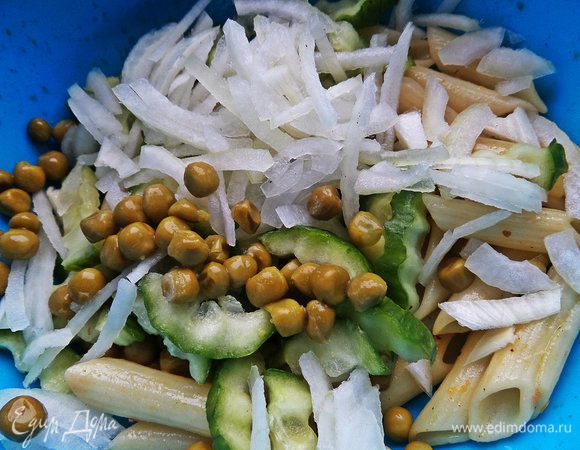 Высыпаем огурец и лук к горошку с пастой.