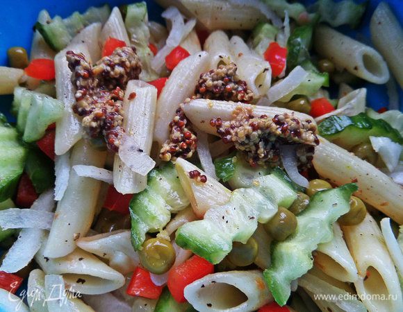 Перемешаем с горчицей, солью и перцем. Болгарский тоже добавим чуть-чуть.