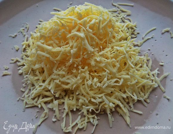 Сыр мелко натереть. Соединить с тёртыми палочками, немного оставить для верха шариков.