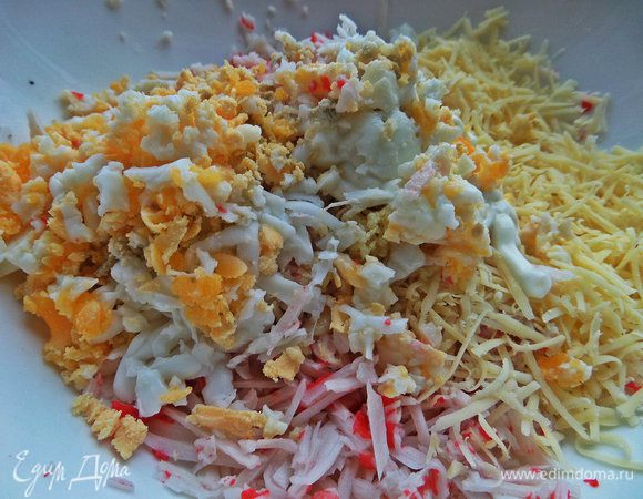 Яйцо отварить, остудить и размять вилкой. Немного майонеза для связки и измельчённый чеснок.