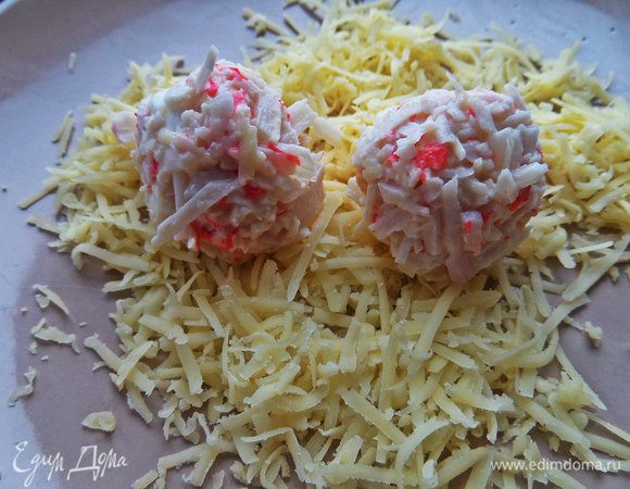 Перемешиваем и лепим шарики, размером с грецкий орех, которые обваляем в сыре.