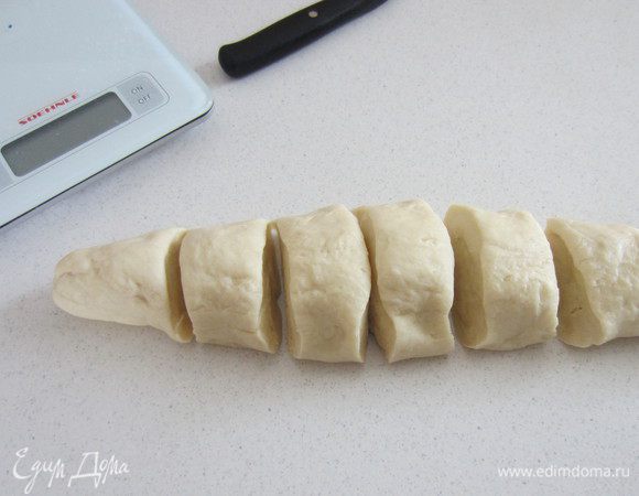 Из готового теста формируем колбаску. Разрезаем тесто на порционные кусочки (примерно по 30 грамм).