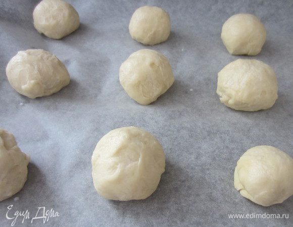 Выкладываем шарики на протвень, смазываем молоком и даем отдохнуть 30 мин. По истечении срока смазать шарики взбитым яйцом и выпекать в духовке при 220С около 10-15 минут. Зависит от духовки.