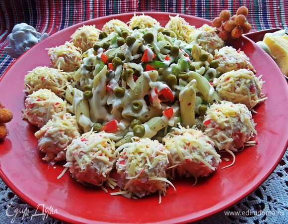 Выкладываем салат горкой, выдавим на него "сеточку" из майонеза, по краю пристраиваем шарики. 